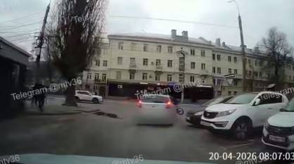 В Воронеже машина сбила ребенка на велосипеде: видео