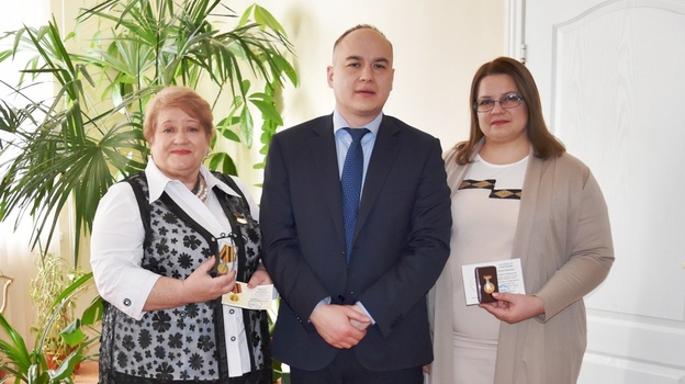 Медали от Союза женщин России получили 3 активистки из Репьевки