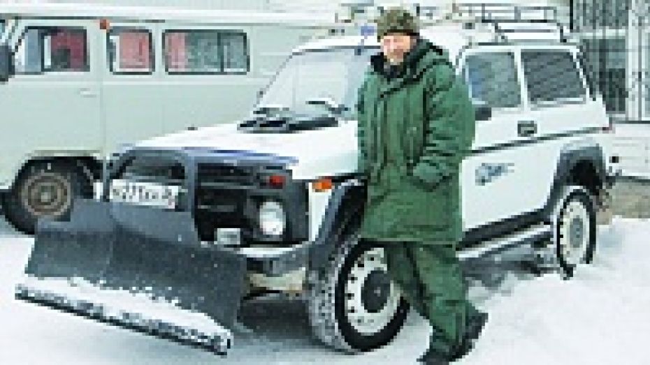Житель Боброва оборудовал свой автомобиль снегоуборочным отвалом