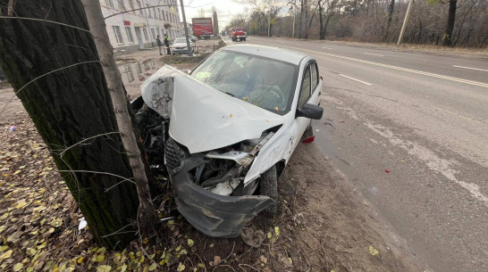 В Воронеже Datsun столкнулся с Hyundai и врезался в дерево: погибла женщина