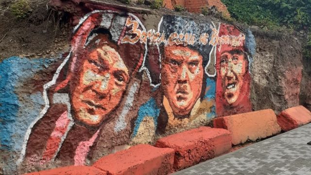 В Воронеже появился новый стрит-арт с героями комедии Леонида Гайдая