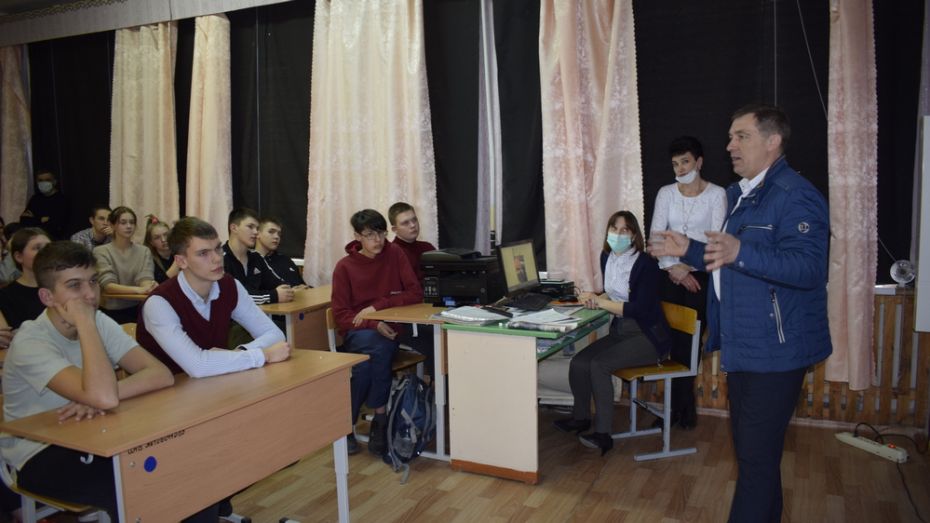 Лискинские волонтеры рассказали школьникам о поддержке Российской армии