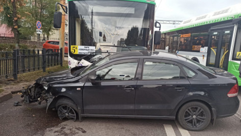 Пассажирка автобуса пострадала в столкновении автобуса №5а и Volkswagen в Воронеже