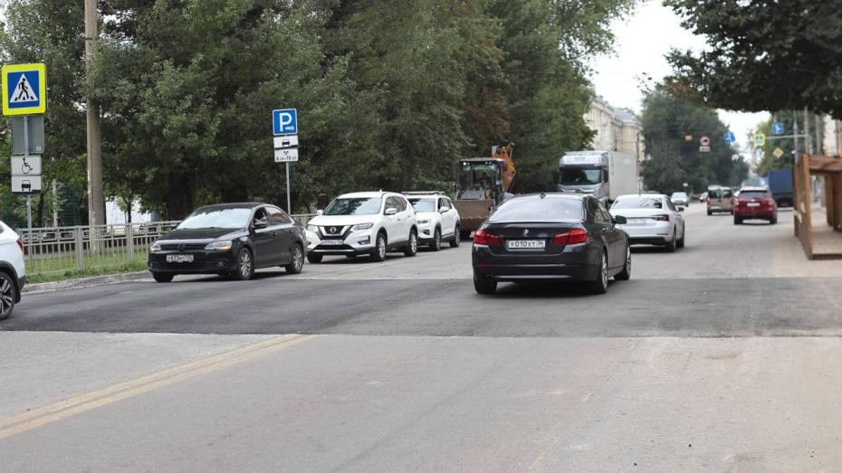 У школы №45 в Воронеже оборудовали безопасный пешеходный переход