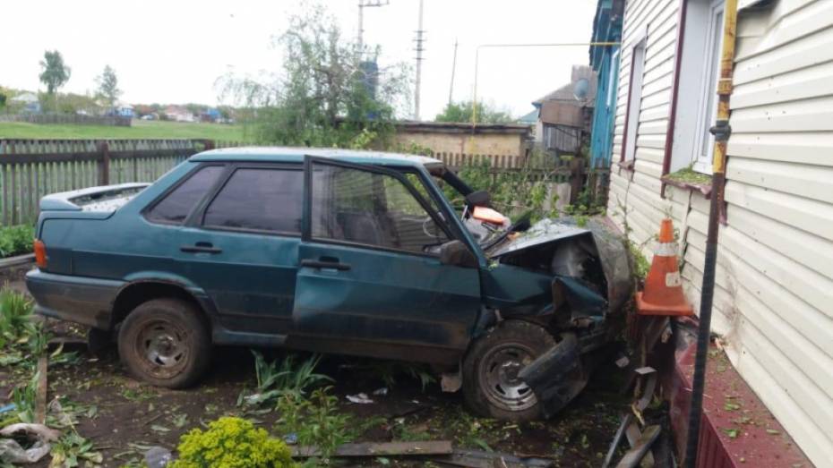 В Воронежской области пьяная женщина на машине врезалась в дом