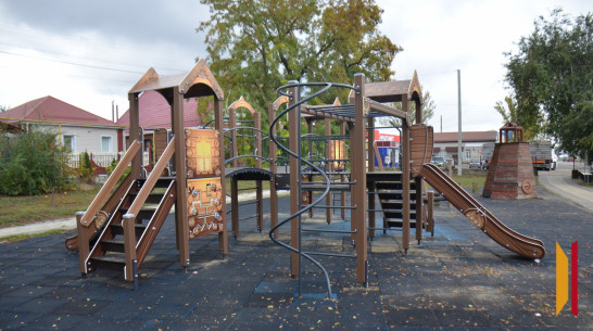 В Верхнем Мамоне установили новый игровой комплекс за 1 млн рублей