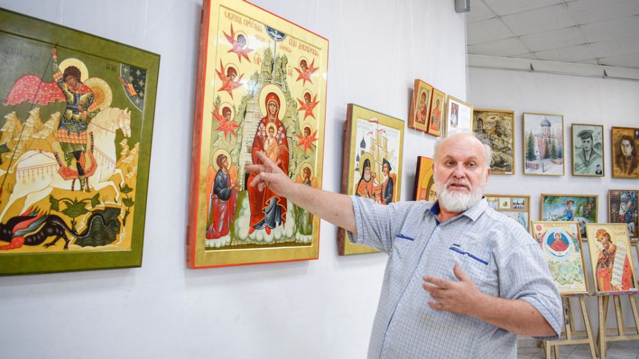 Творческая династия иконописцев Верхотиных представила выставку в Лисках