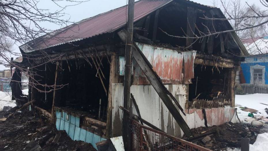При пожаре в частном доме в панинском поселке Перелешино погибла 90-летняя женщина
