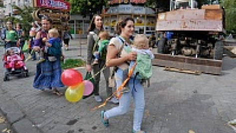 Воронежские мамы устроили слингопарад в центре города