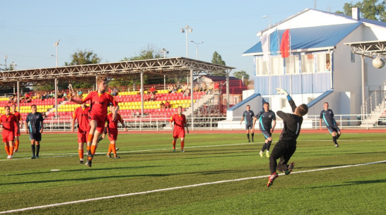 На обновленном стадионе в Борисоглебске прошел первый футбольный матч