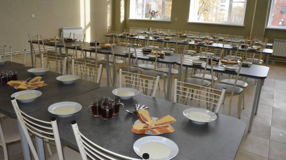В школе Воронежской области из бассейна сделали столовую