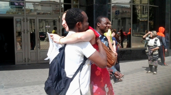 Во время флешмоба «Свободные объятия» воронежцы открыли студенту из Африки секрет русского гостеприимства 