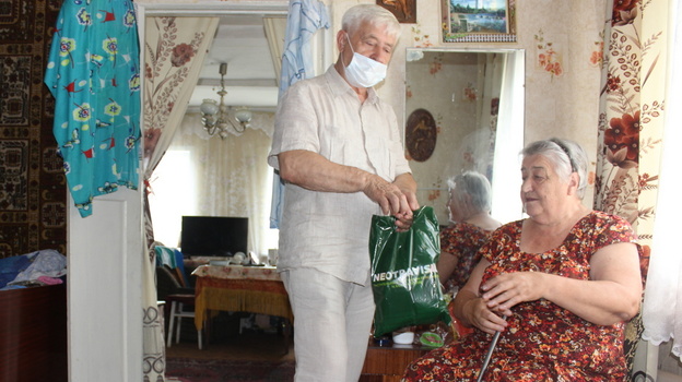 В Таловском районе 49 пенсионеров получили бесплатные продуктовые и медицинские наборы