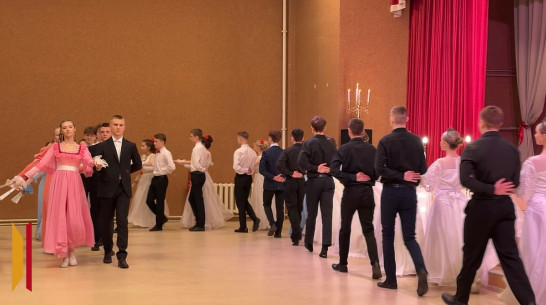 В Богучаре школьники и студенты станцевали на Сретенском балу