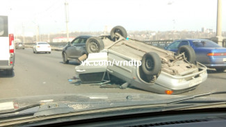 В Воронеже из-за аварии с перевернувшейся легковушкой встал в пробке Северный мост