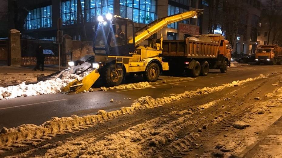 Коммунальщики вывезут снег с 14 улиц Воронежа в ночь на 25 января