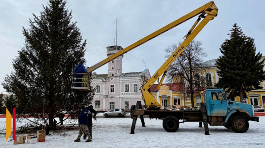 В Богучаре демонтировали главную новогоднюю ель