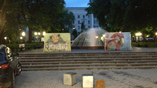 Возле Петровского сквера выставили работы уличных художников из Германии и России