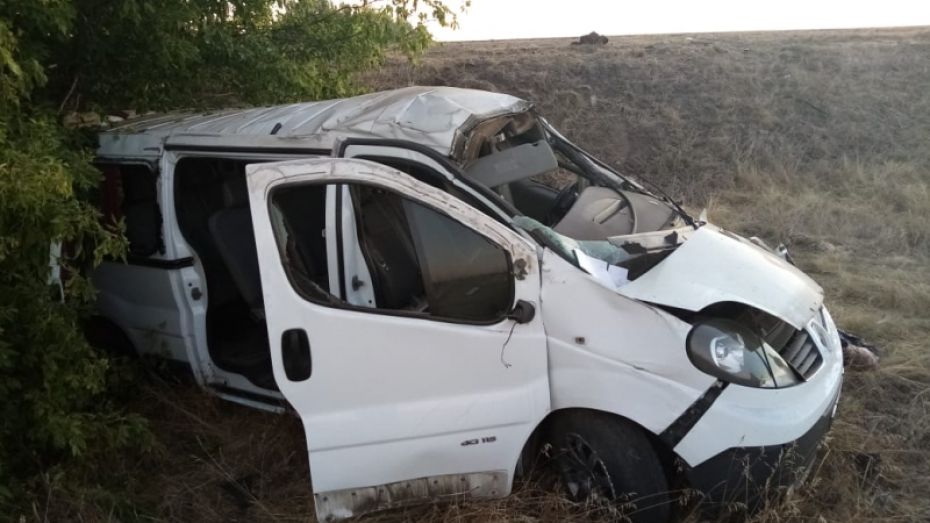 В Воронежской области ночью перевернулся микроавтобус Renault: 5 пострадали, 2 погибли