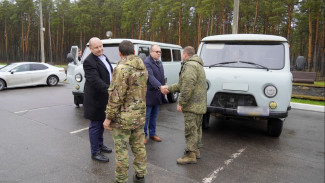 Из Павловского района бойцам СВО передали 2 автомобиля УАЗ