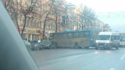 Автобус №90 попал в ДТП в центре Воронежа