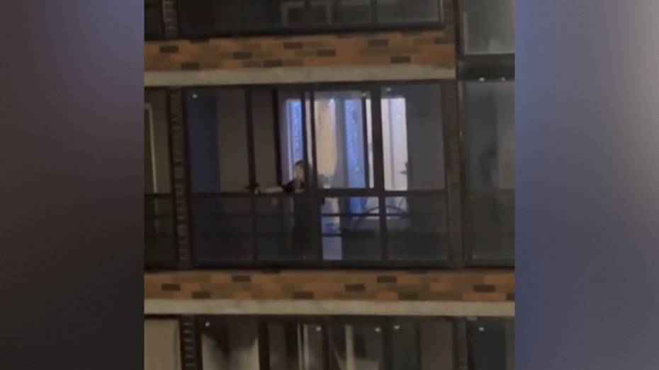 В Воронеже в ЖК «Дубль два» девушки из окон многоэтажки стреляли по машинам: видео