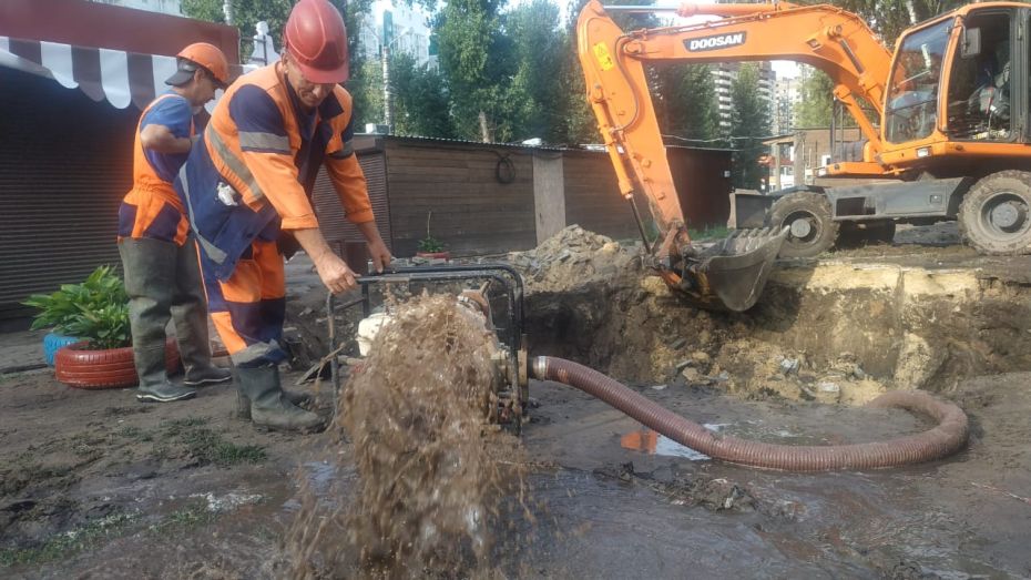 Прорыв у мини-рынка на улице Беговой в Воронеже оставил без воды близлежащие дома