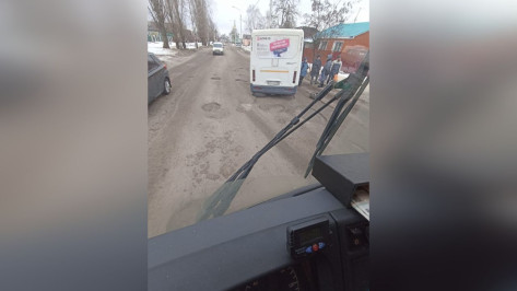 Воронежская маршрутка потеряла колесо из-за ямы на дороге