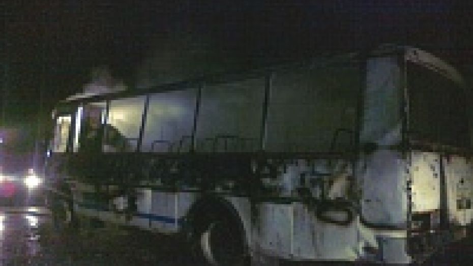 В Воронеже на повороте на Никольское сгорел маршрутный автобус