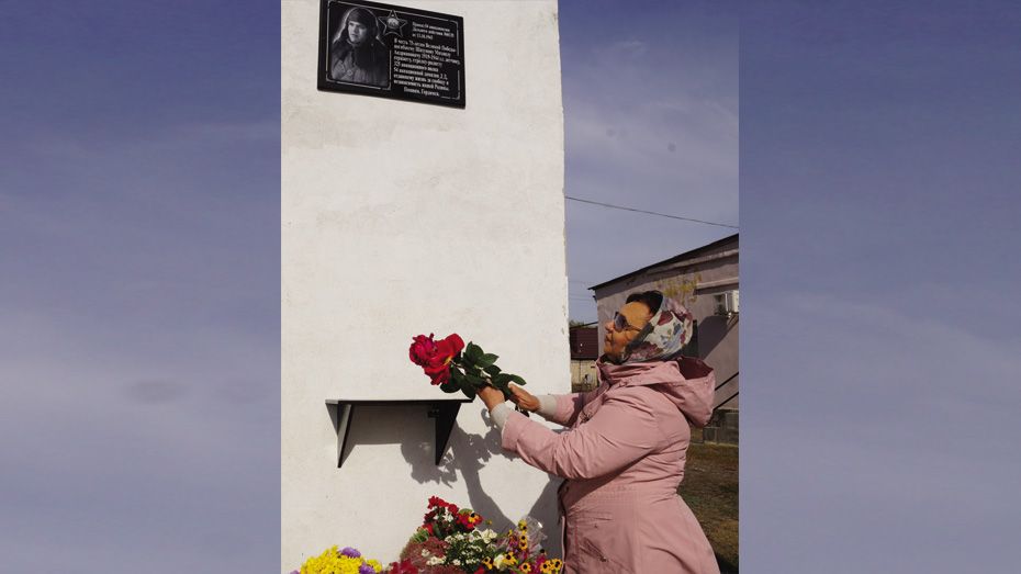 В богучарском селе Радченское установили мемориальную доску земляку-летчику Михаилу Шахунову