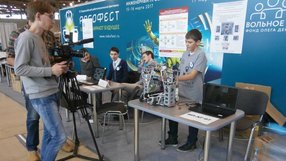 Подгоренский школьник представил в Москве робота для сбора ягод
