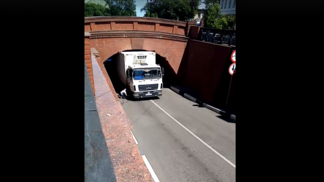 В Воронеже грузовик застрял под аркой Каменного моста, несмотря на ограничители