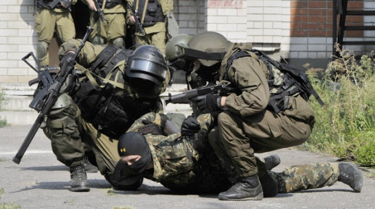 В Воронеже силовики ликвидировали условных «террористов» в здании налоговой службы