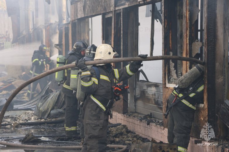 сгорел склад стройматериалов на Новосибирской