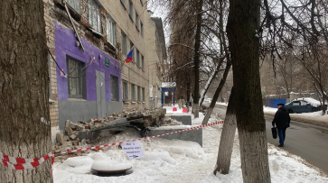 «Чудом никто не пострадал»: обрушился козырек общежития техникума в Воронеже