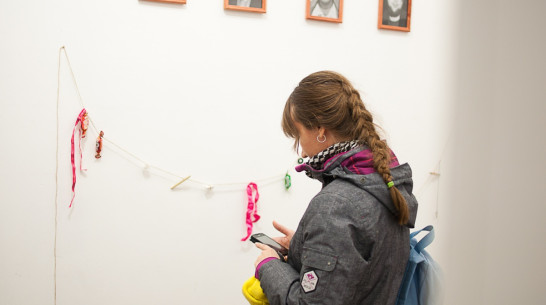 Воронежская художница показала школьных идолов и закрашенный букварь