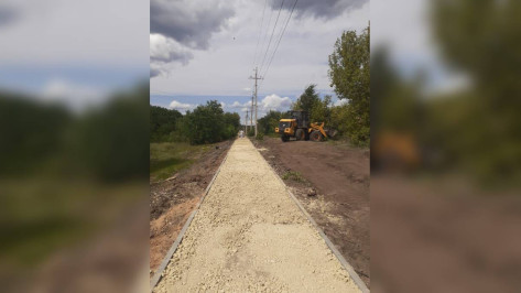 На окраине лискинского села Петропавловка начали прокладывать тротуар