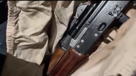Два автомата Калашникова нашли у «черных оружейников» из Воронежской области