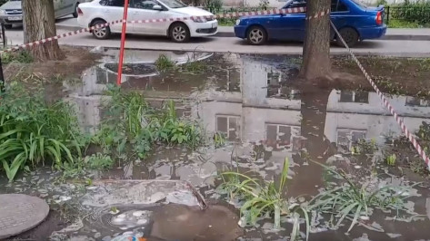 Во дворе многоэтажки на Хользунова в Воронеже появилось «озеро» из-за прорыва трубы: видео