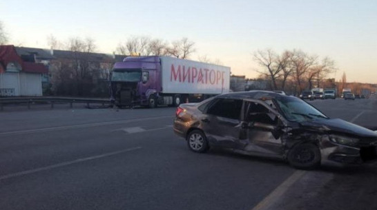 В Воронежской области при столкновении грузовика и легковушки пострадали 2 человека