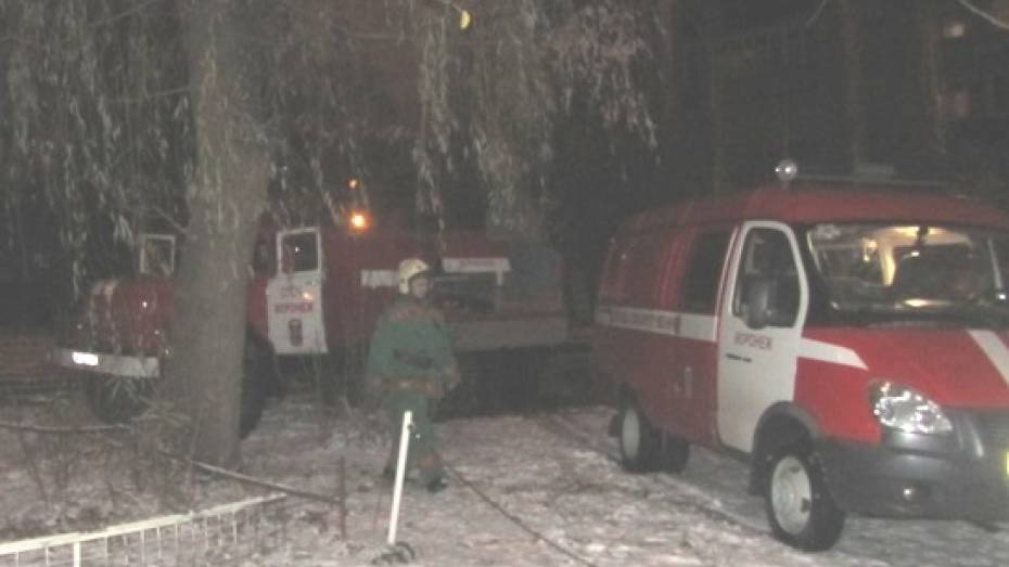 Парень пострадал при пожаре в многоквартирном доме в Воронеже