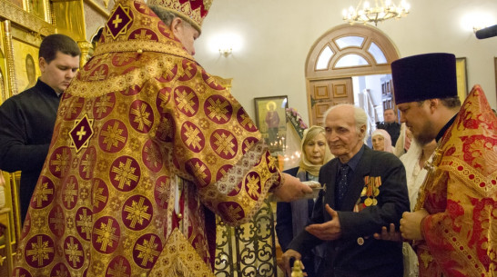 В Лисках митрополит Воронежский и Лискинский Сергий вручил ветеранам подарки