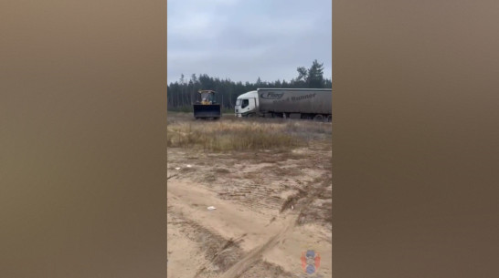 В Воронежской области госавтоинспекторы вытащили застрявший грузовик из песка