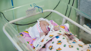 Воронежские врачи показали спасенную из выгребной ямы новорожденную 