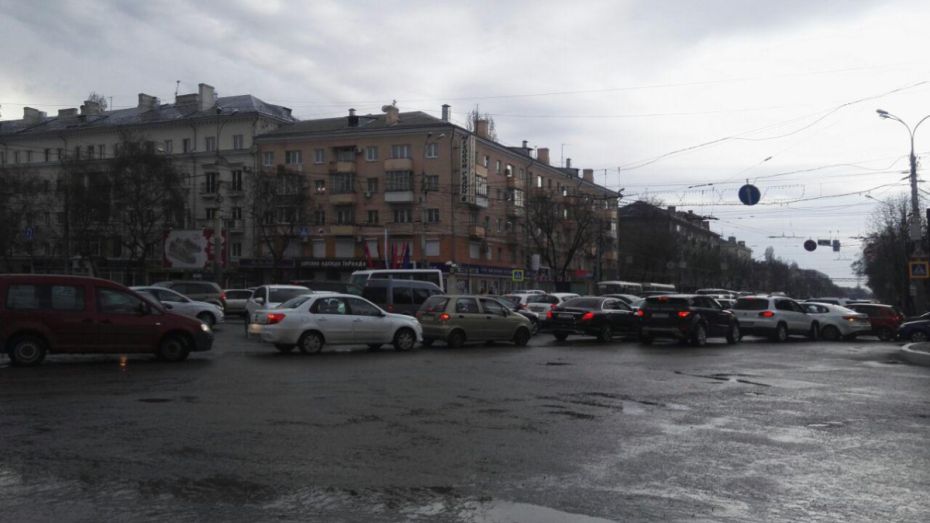На дорогах Воронежа изменили схемы движения автомобилей из-за ремонта виадука на 9 Января