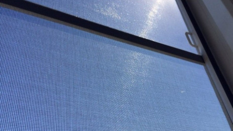 Очевидцы: в Воронеже ребенок выпал из окна 8 этажа