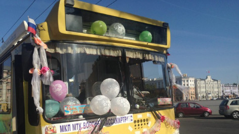 Воронежские молодожены отметили свадьбу в троллейбусе