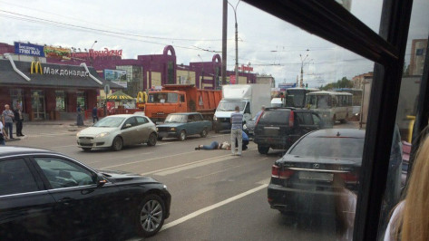В Воронеже внедорожник сбил девушку на пешеходном переходе