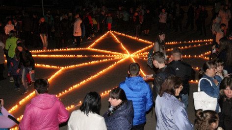 Богучарцы зажгли «Звезду Памяти» из 1418 свечей