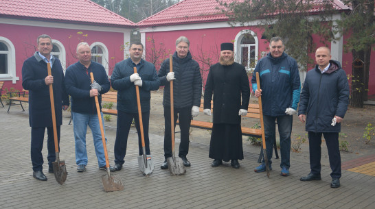 На территории храма в Железнодорожном районе Воронежа посадили фруктовый сад